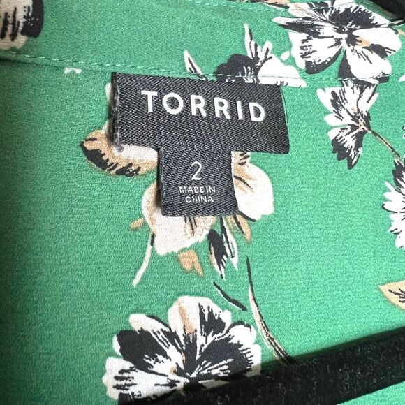 Torrid Floral Button Front Blouse Green Black White Women’s Size 2 (2X) - Picture 5 of 11